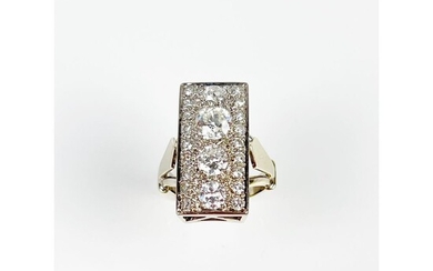 BAGUE rectangulaire en or blanc 750°/°° ornée de 4 diamants taille ancienne sur un pavage...