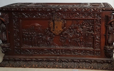 BEAUTIFUL CHEST in carved walnut with rich decoration...