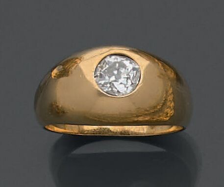 Bague demi-jonc en or jaune 18K (750), ornée d'un diamant taille ancienne d'environ 0,60 ct.Poids...