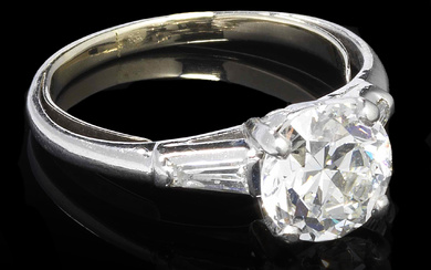 Bague solitaire sertie d'un diamant (env. 1,7 ct) épaulé de diamants taille trapèze
