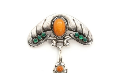 Bernhard Hertz: A Danish “Skønvirke” amber and agate brooch set with six cabochon-cut agates and two pieces of amber, mounted in silver. L. 7.3 cm. Circa 1910.