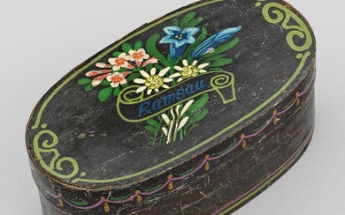 Boîte en aggloméré avec décor floral en bois tendre. Corps de forme ovale. Peinture polychrome...