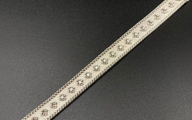 Bracelet ruban souple en or gris 750/1000 (18K) (AC) maille tissée, parsemé en son centre...