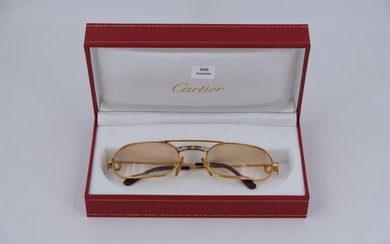 CARTIER. Paire de lunettes en plaqué or. Avec boîte et surboîte (usures).