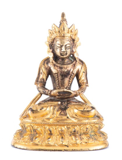 CHINE, Bouddha Amitayus assis en dhyanasana en bronze doré d'époque Qianlong H: 11cm, L: 7cm,...
