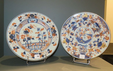 CHINE Deux assiettes en porcelaine à décor bleu, rouge et or dit "Imari". L'une avec...