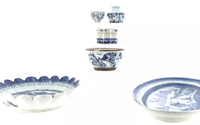 CHINE, XVIIIe-XIXe siècle Ensemble de pièces en porcelaine bleu blanc