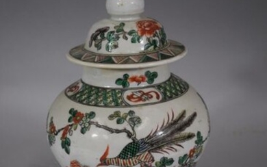 CHINE, XXème siècle Pot couvert en porcelaine...