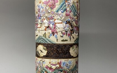 CHINE, première moitié XXe. Vase cylindrique en porcelaine de Nankin, à décor de scènes de...
