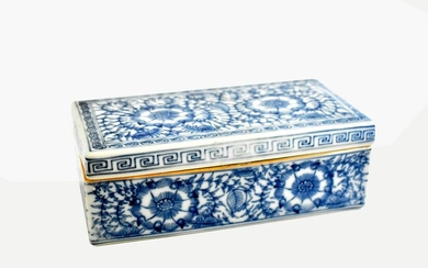CHINESE BLUE AND WHITE PORCELAIN COVERED BOX