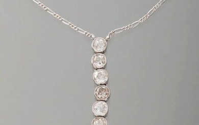 COLLIER platine sertie d'un pendentif de 7 diamants taille ancienne dont le diamant principal pèse...