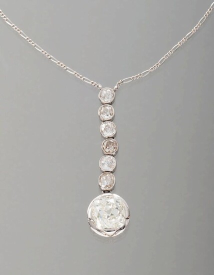 COLLIER platine sertie d'un pendentif de 7 diamants taille ancienne dont le diamant principal pèse...