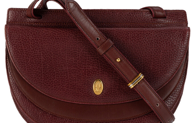 Cartier, sac demi-lune à bandoulière Must de Cartier en cuir bordeaux grainé, housse, 18x26 cm