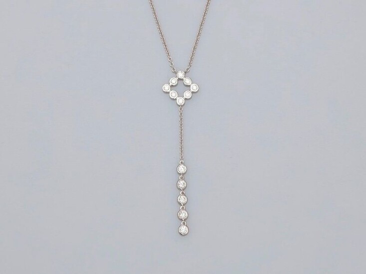 Chain centered with a nice motif in white gold, 750 MM, underlined with diamonds, length 44 cm, 50 x 11 mm, weight: 2.65gr. rough.