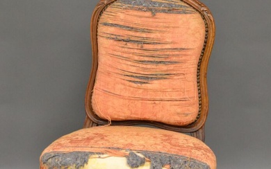 Chaise en bois naturel mouluré et sculpté, le dossier plat de forme chantourée, les pieds...