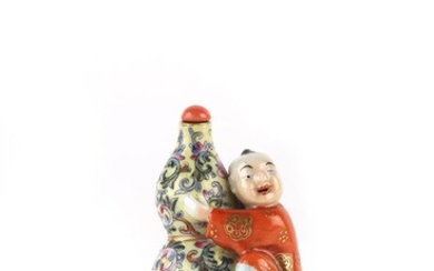 Chine, 19e siècle Tabatière en porcelaine émaillée représentant un enfant tenant un vase double gourde,...