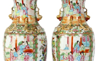 Chine, XIXe siècle Paire de vases en porcelaine de Canton à décor en émaux de...