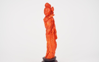 Chine, vers 1920, Sujet en corail représentant une déesse du printemps tenant des branches de...
