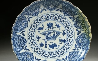 Chinese Kangxi blue and white porcelain charger
