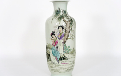 Chinese vase in marked porcelain with polychrome decor with ladies - height : 43 cm |||Chinese in marked porcelain with polychrome decor with ladies