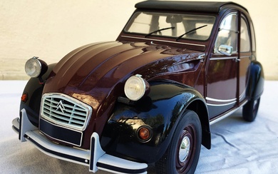 Citroën 2 CV « Charleston» échelle 1/8 eme Maquette en métal et plastique reproduite par...