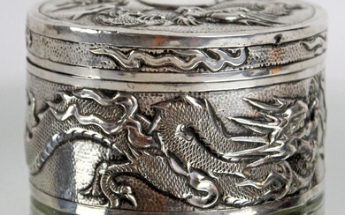 Cofanetto cilindrico in argento sbalzato a soggetto di draghi, Cina, XX secolo, altezza cm 5,5, diametro cm 9, gr. 160