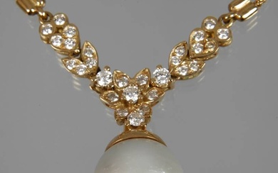 Collier avec brillants et perle vers 2000, or jaune estampillé 750, partie centrale sertie de...