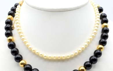 Collier de perles avec fermoir en or jaune 18 ct (chaînette de sûreté, fermoir bosselé)...