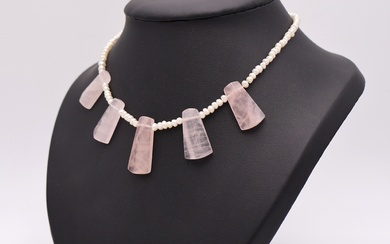 Collier tour de cou en perles irrégulières et cinq motifs en pendants en quartz rose...