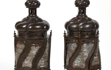 Coppia di lanterne in metallo patinato e vetro. Fine