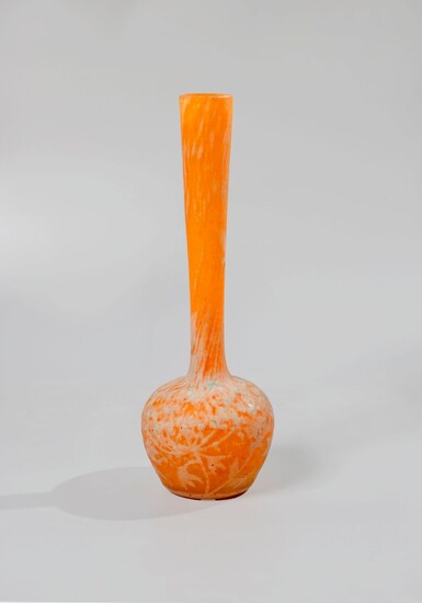 DAUM Nancy. Petit vase soliflore en verre... - Lot 250 - Copages Auction Paris