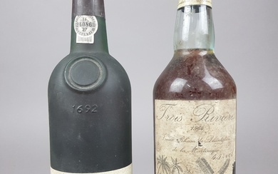 Deux bouteilles de spiritueux : - 1 bouteille de Porto 10 ans d'âge - 1...