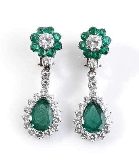 Drop earrimgs diamonds and emeralds Made of 18 kt...
