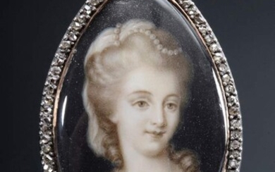 Ellipsoid RG 375 memoir pin with flawless grisaille miniature "Young Woman" on ivory in diamond lunette, blue enamelled hair compartment on verso, approx. 1770/80, 10g, 4.8x2.9cm