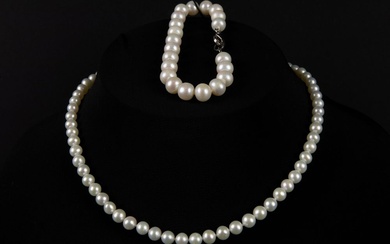Ensemble d'un bracelet et d'un collier en perles baroques bleu-gris (diamètre : 8 à 9...