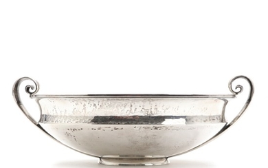 Georg Jensen: A sterling silver centerpiece with two curved and profiled handles to sides. Made by Georg Jensen 1933–44. Design no. 690. H. 8.5. W. 22.5 cm.