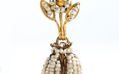 Gold pendant with pearls