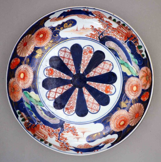 Grand plat circulaire en porcelaine à décor Imari. JAPON, XIXe siècle. D : 31 cm...