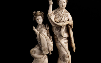 Groepje. Japan. Meiji/ Tonki periode. Met voorstelling van een koppel courtisanes. Gesculpteerd ivoor, deels zwart