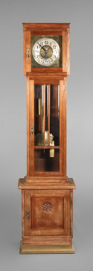 Horloge de parquet Art Nouveau vers 1900, boîtier en acajou massif et plaqué, disques à...