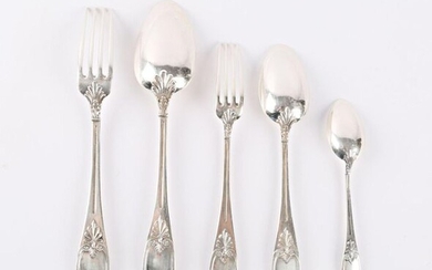 Household silver 800 thousandths, the handle decorated with a groove ended by a blind medallion decorated with palms and rosettes comprising twelve table cutlery, twelve entremet cutlery and nine teaspoons.