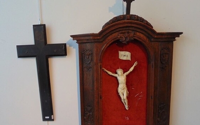 Important crucifix dans une niche d'applique...