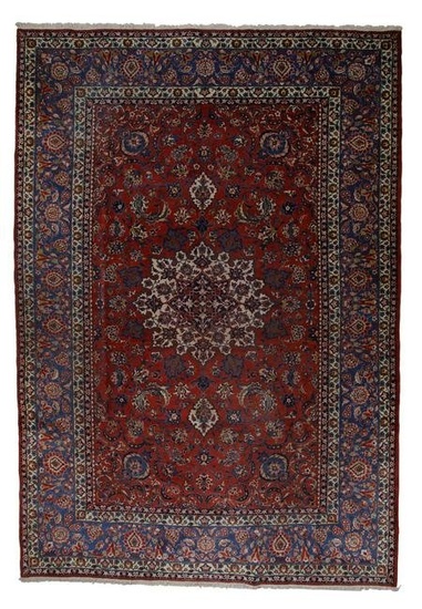 Isfahan hand-knotted Persian wool rug, mid 20th century
