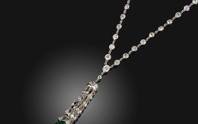 J.E. Caldwell, un collier Art déco en émeraudes et diamants, années 1920, le pendentif en...