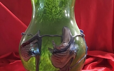 Jean-Claude NOVARO (1943-2014) Vase en verre mélangé vert à décor de moulures argentées étirées à...