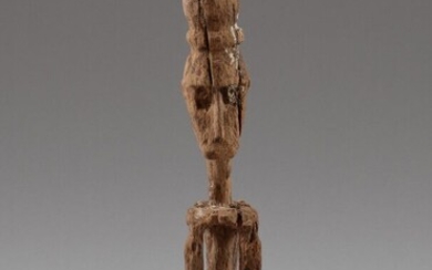LETI, Indonésie. Bois très érodé. Statuette d'ancêtre accroupie, les bras croisés sur les genoux. Haut...