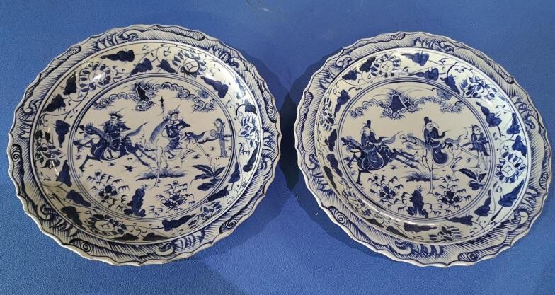 Large pair of Chinese blue & white shallow chargers...