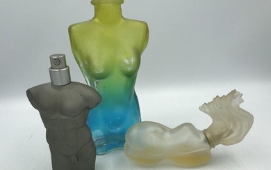 Lot de 3 flacons en verre comprenant un prototype de flacon buste sans bouchon, un flacon atomiseur uomo parfum, un flacon en verre figurant un nu féminin.