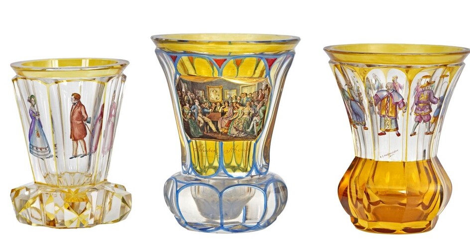 Lot de trois gobelets en cristal taillé, coloré et peint "Schubert Abend", "chinoiseries" et "personnages"...