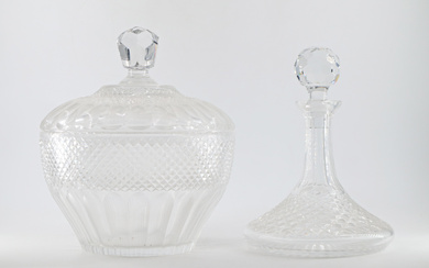 Lotto composto da una coppa da macedonia con coperchio e una bottiglia con tappo in cristallo molato (h max cm…